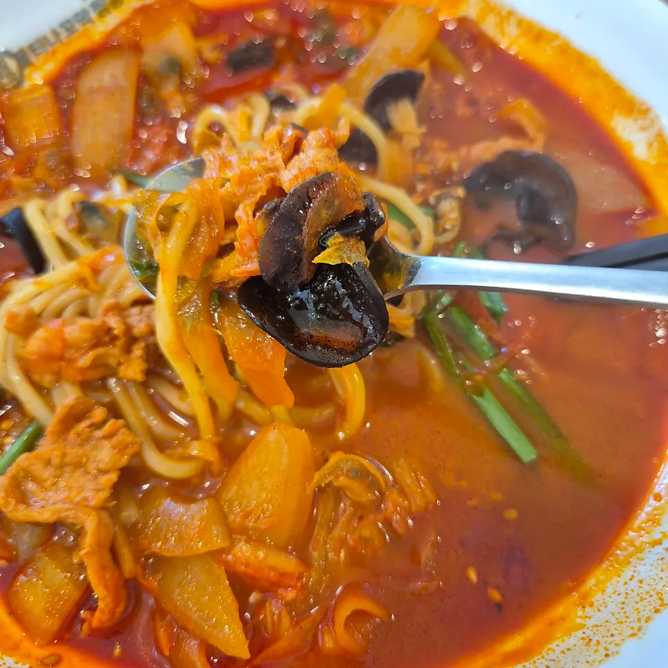 Thick, rich jjamppong broth