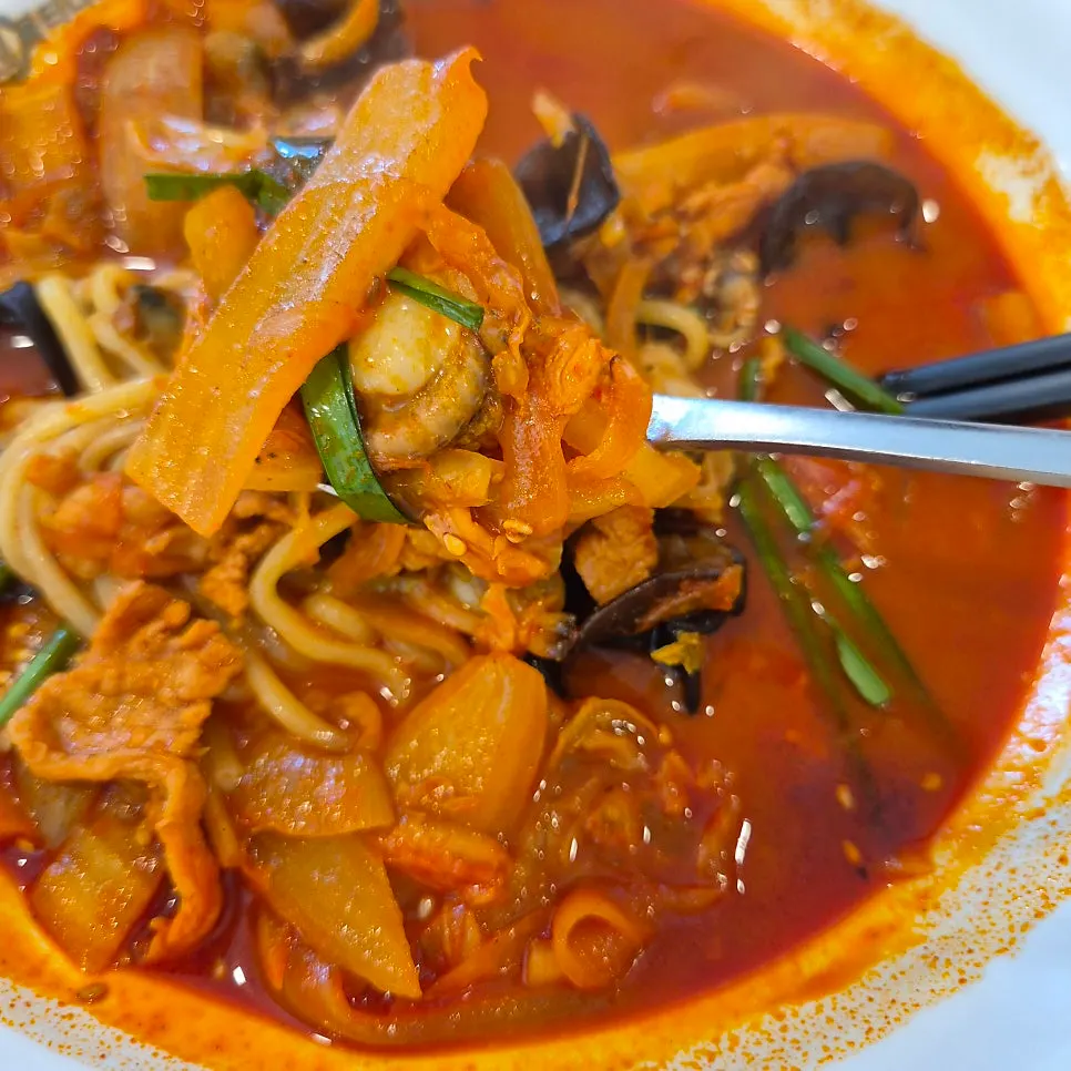 Level 1 cockle jjamppong and extra-large jajang at Bultina Kkomak Jjamppong