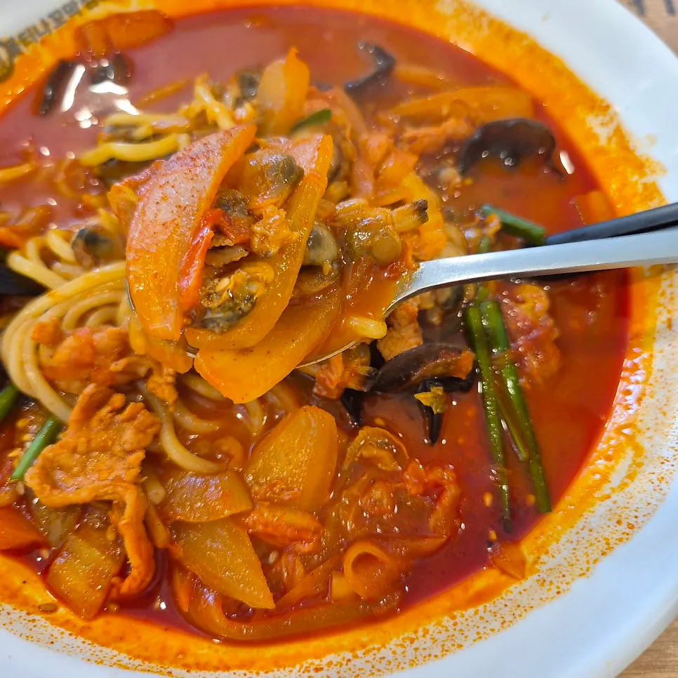 A bowl of cockle jjamppong