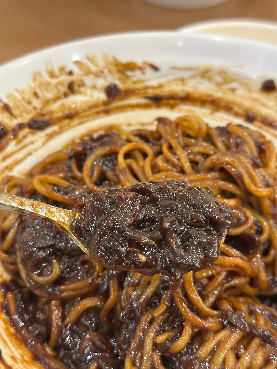 짜장소스와 면을 비빈 짜장면