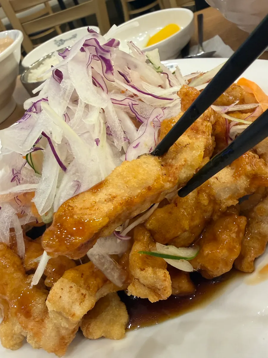 A table with jjamppong and tangsuyuk eaten in alternating bites