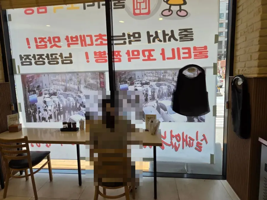 꼬막짬뽕 메뉴 안내가 붙은 매장 벽면