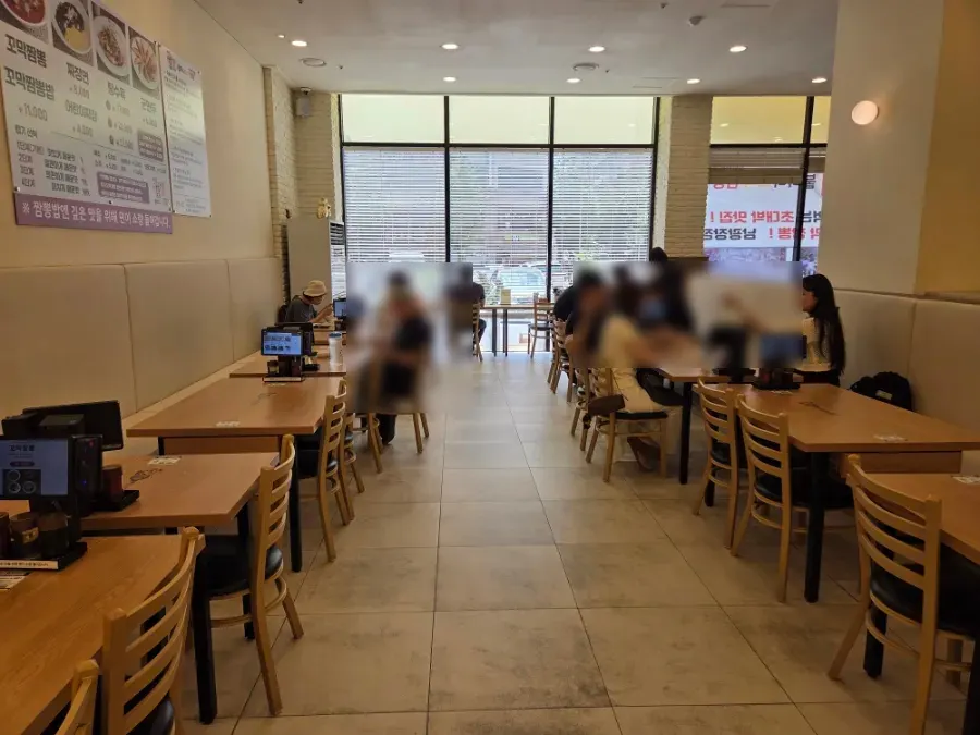 점심시간 손님이 가득한 넓은 홀