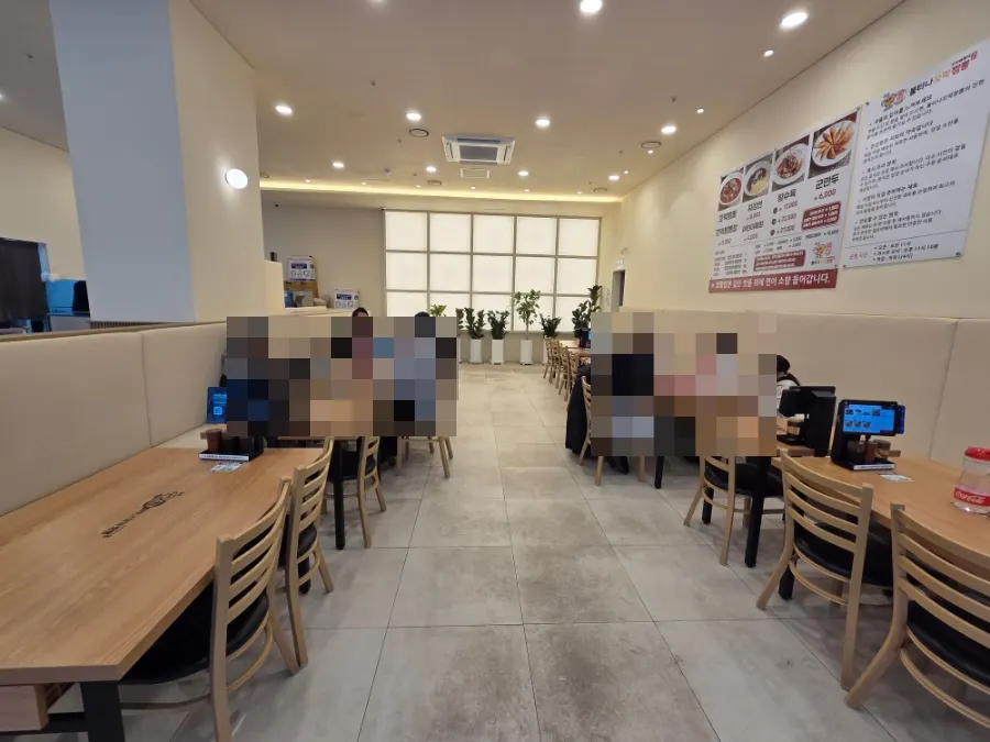 입구 좌우로 이어지는 테이블 배치