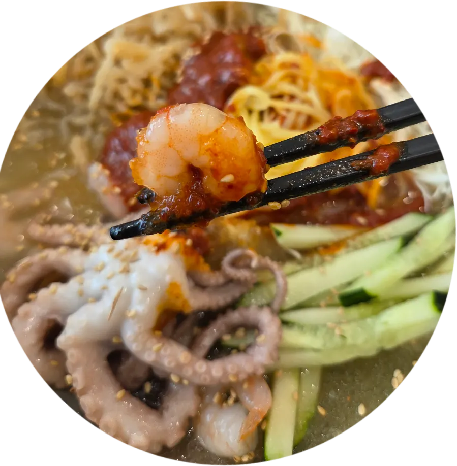 낙지 한 마리가 올라간 냉짬뽕