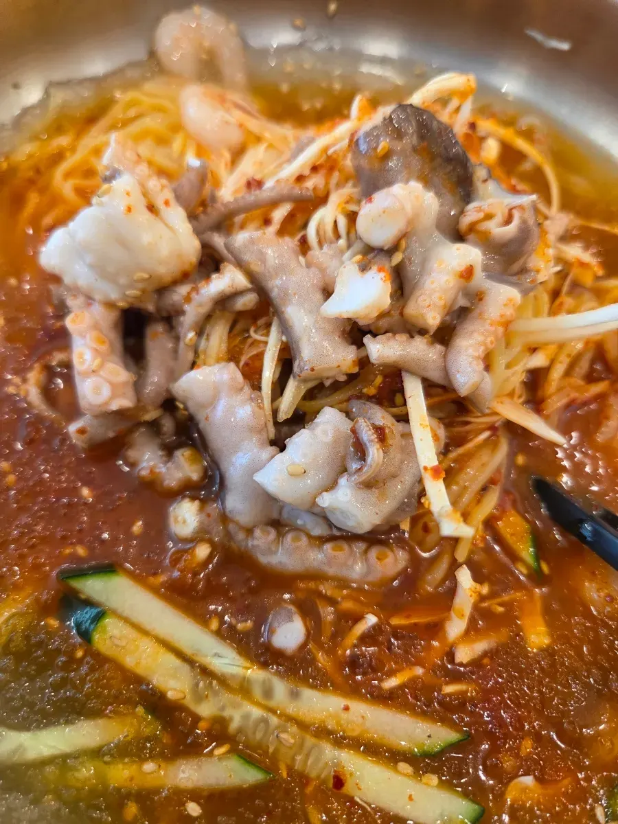 갈린 얼음이 올라간 냉짬뽕 육수