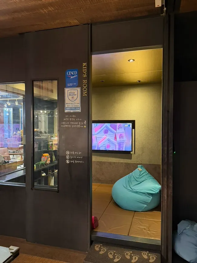 Interior facilities for family visitors