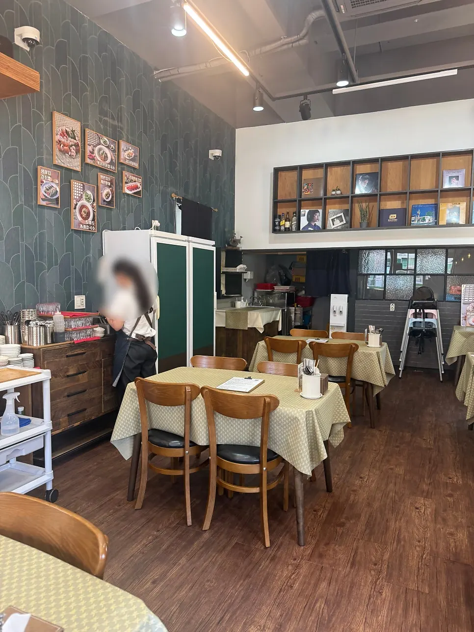 초록색 벽돌의 춘식칼국수 외관