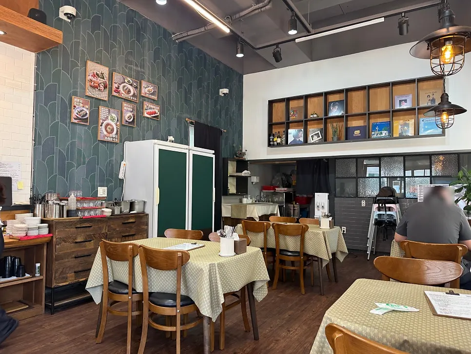 초록 벽돌 매장 외관 전경