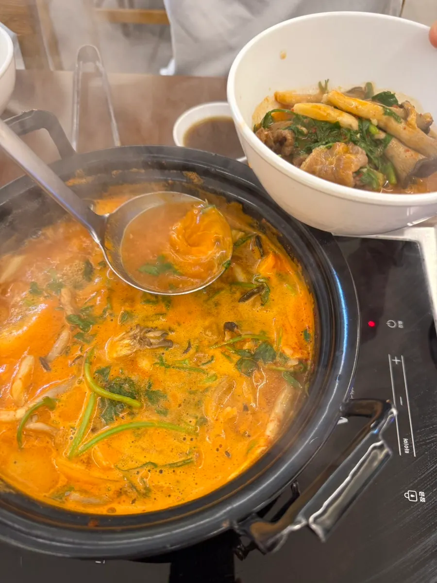 Beef and minari blanched in spicy broth