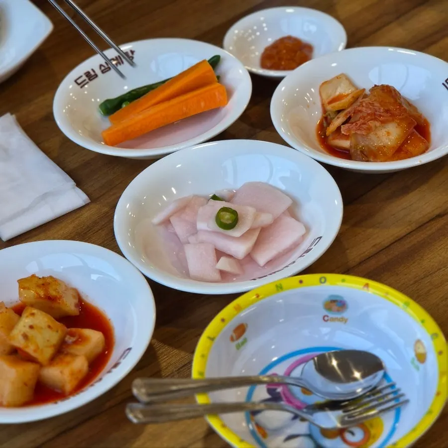 Basic side dishes served with samgyetang