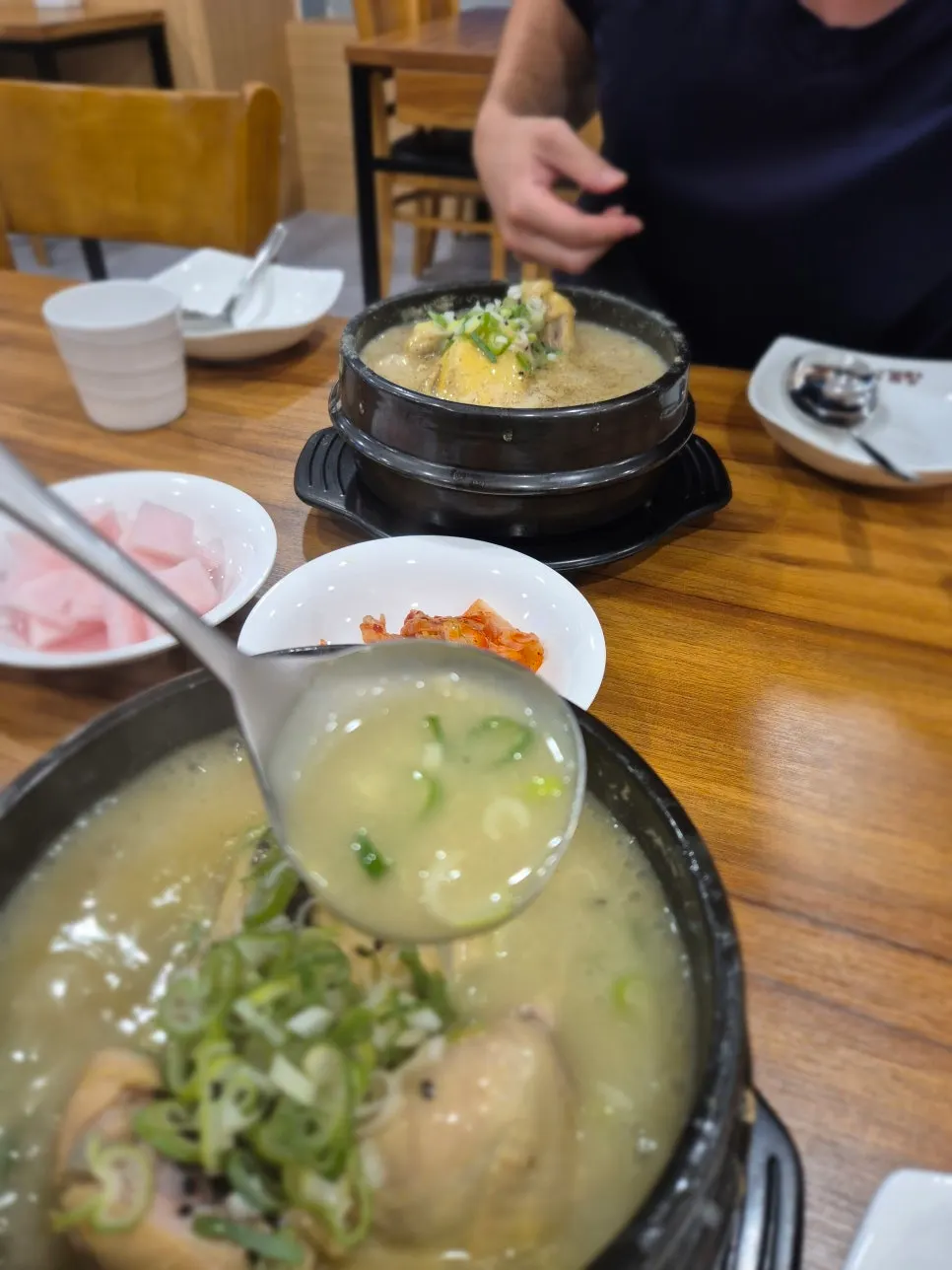 뚝배기에 담긴 드림삼계탕 진한 국물