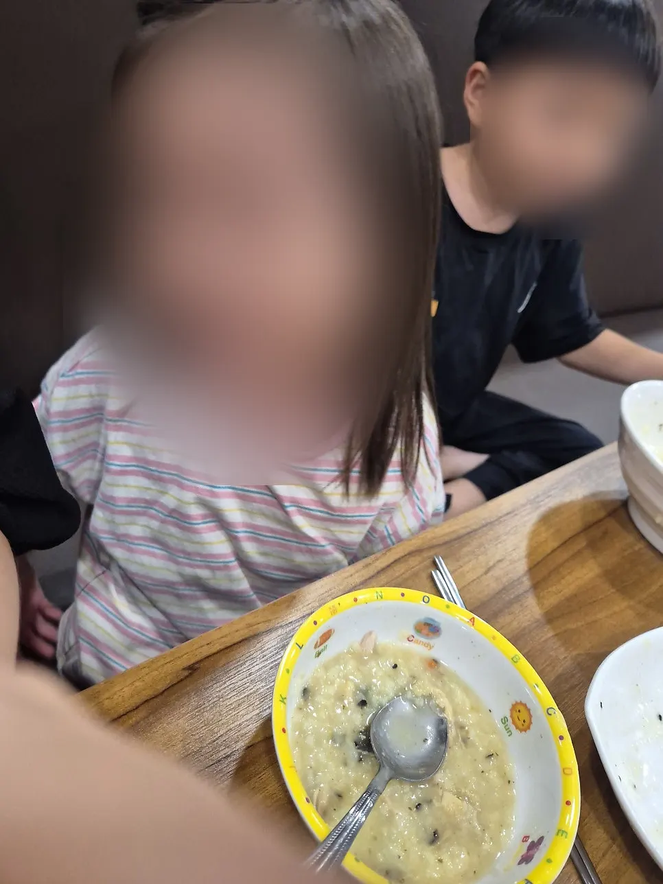 부드러운 전복닭죽 숟가락 뜨기