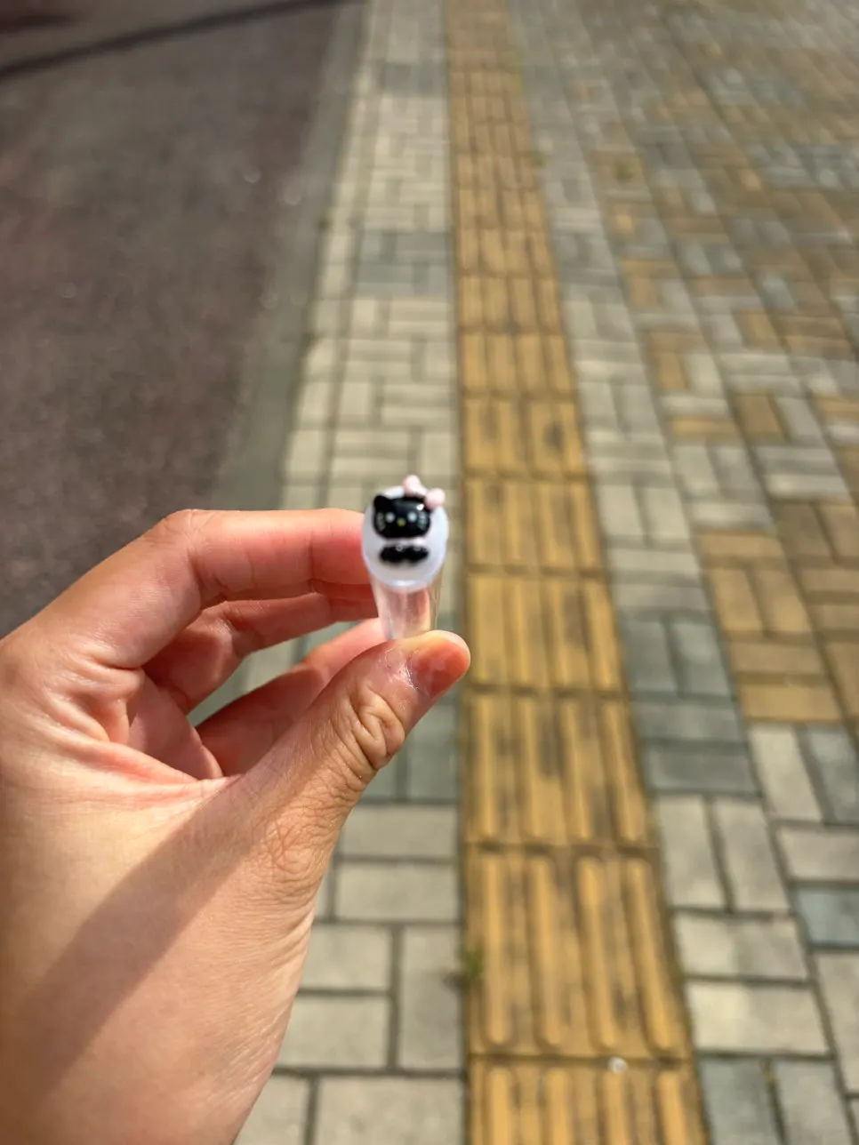 온유래쉬에서 받은 키티 속눈썹 브러쉬와 재방문 할인 카드