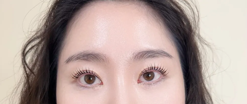 Flat-looking eyes before the lash lift, front view