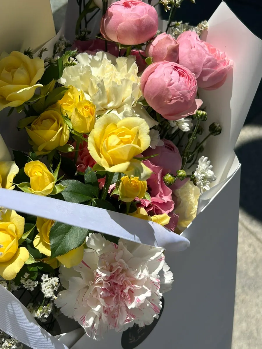 한 손에 든 M사이즈 꽃다발