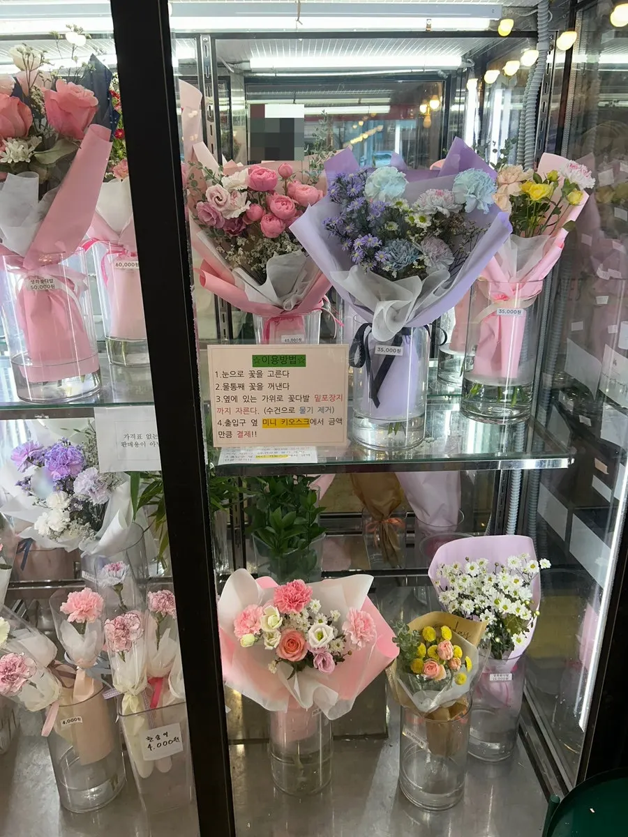 冷蔵ショーケースに用意された完成花束