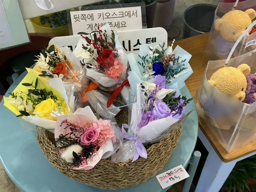 店内の様々な花の贈り物構成