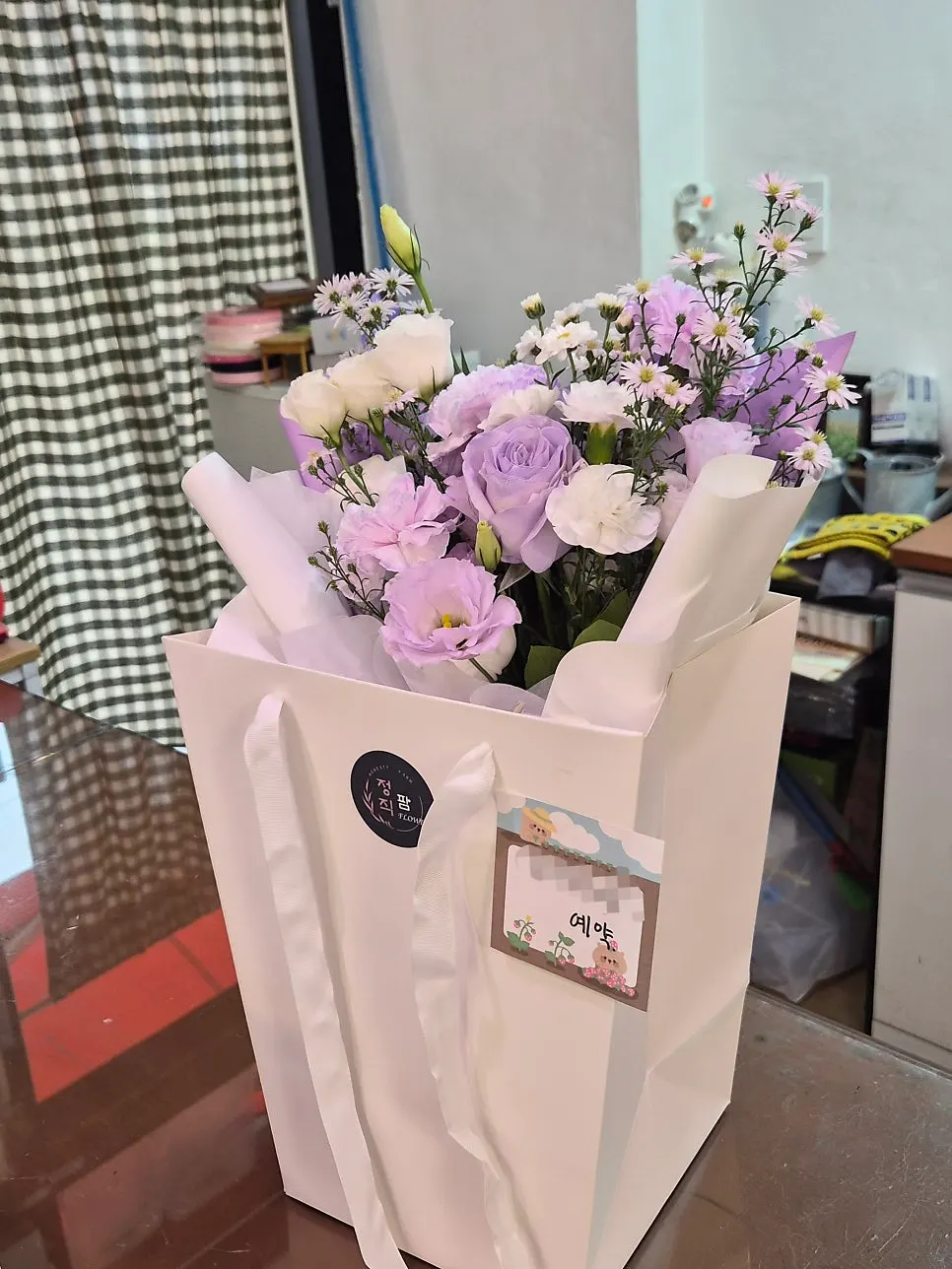 화사하고 풍성하게 완성된 보라빛 꽃다발
