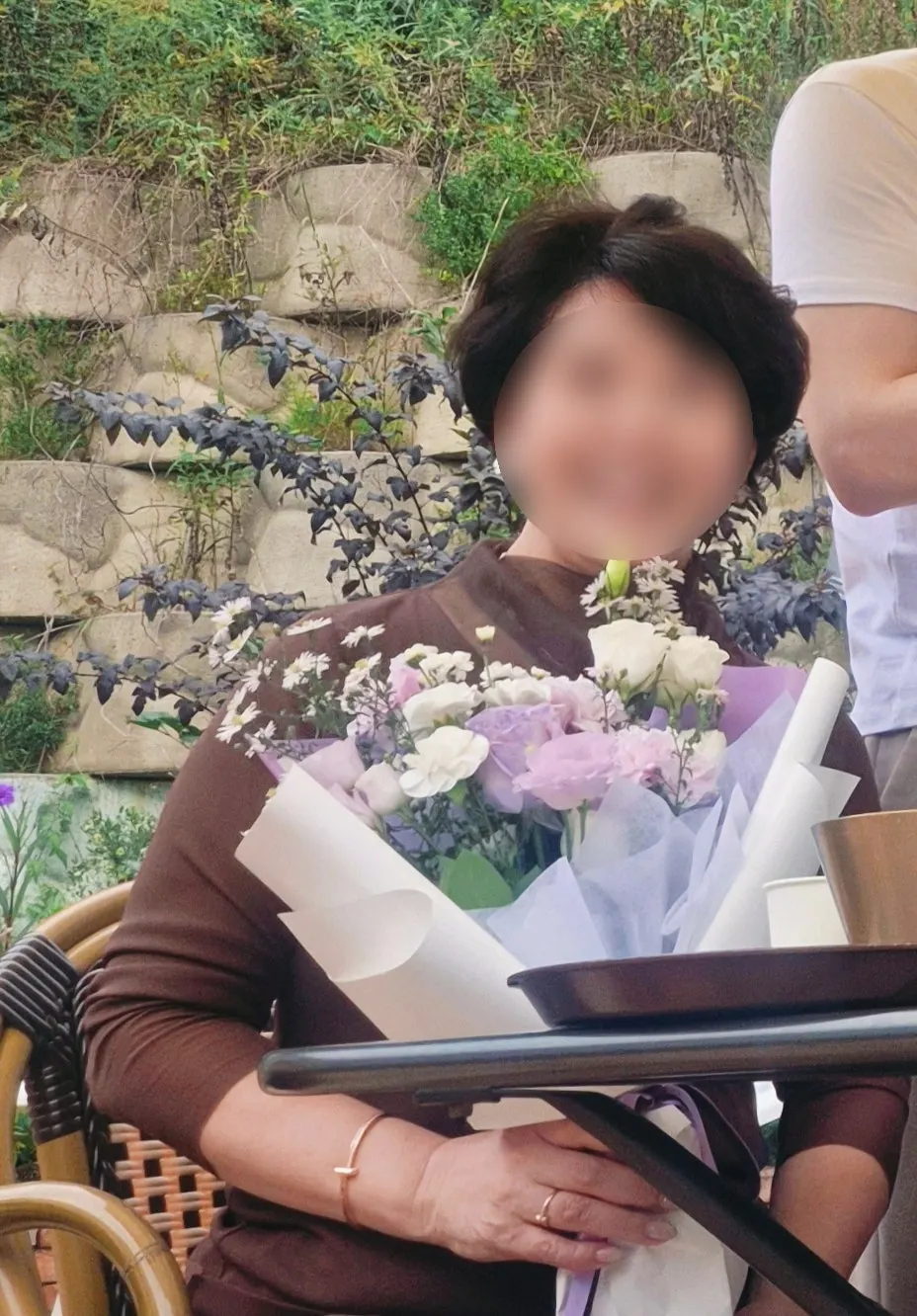 보라색 꽃이 중심이 된 고급스러운 꽃다발