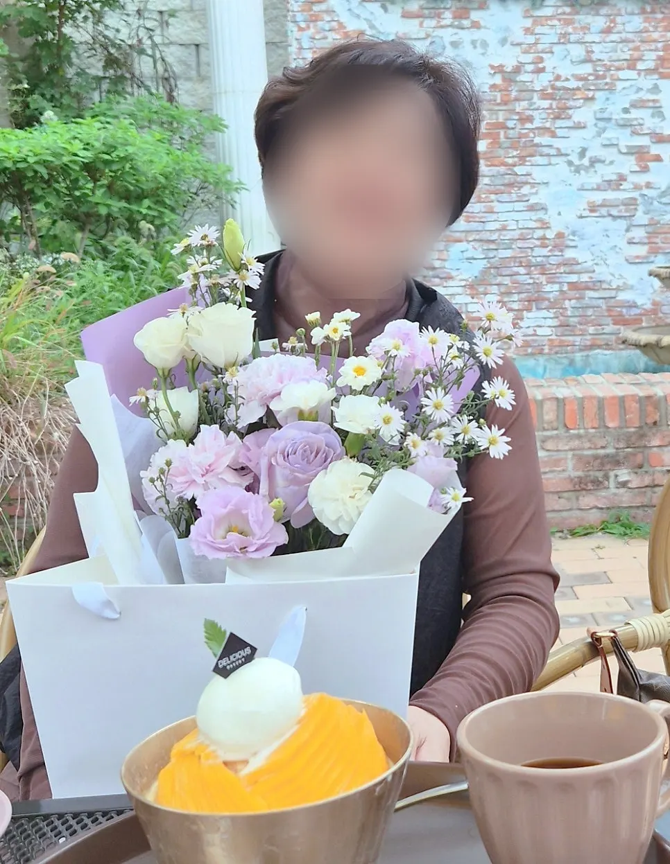 엄마에게 선물한 보라색 꽃다발