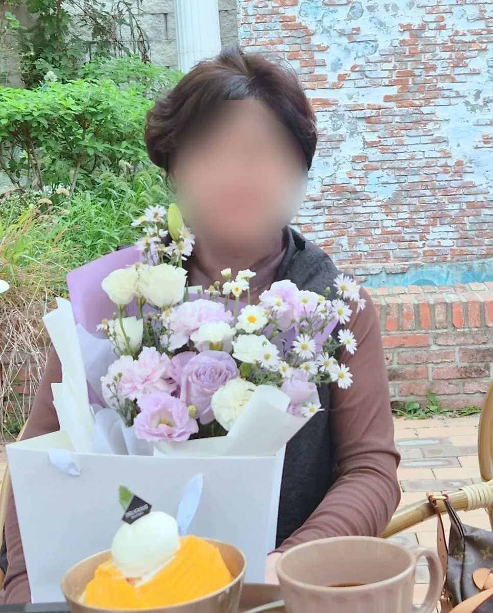 보라색 꽃, 60대 여성 요청으로 완성된 꽃다발