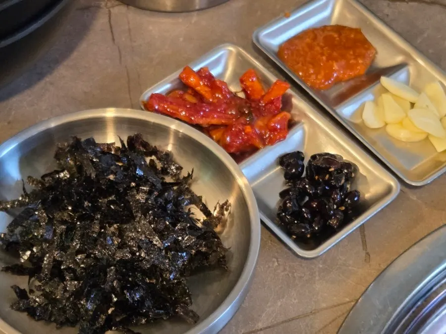 김치찌개와 삼겹살 메뉴판
