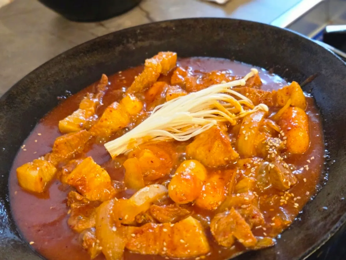 양념이 배어 있는 경상도식 두루치기