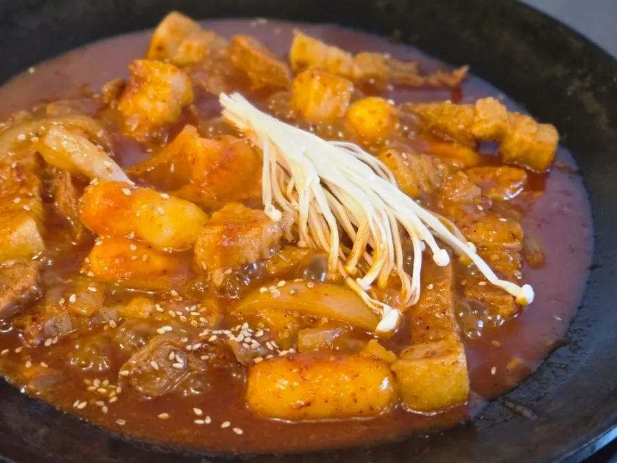 야채가 넉넉히 들어간 두루치기 접시