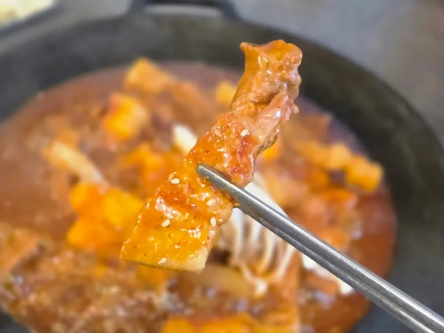 밥과 함께 먹는 두루치기 고기 한 점