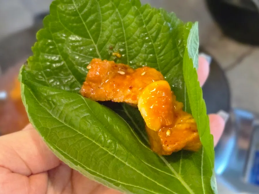 쌈채소에 밥과 두루치기를 올린 쌈