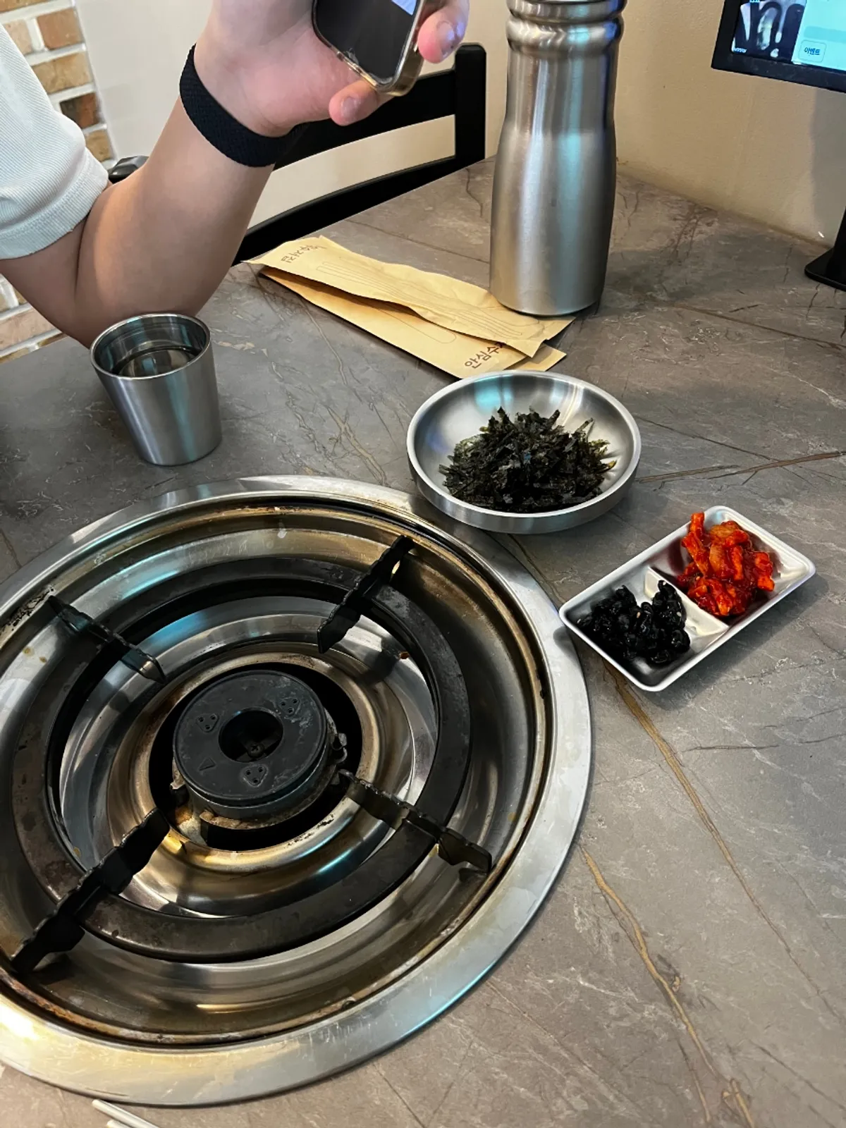 태블릿으로 주문한 김치찌개와 계란말이 메뉴