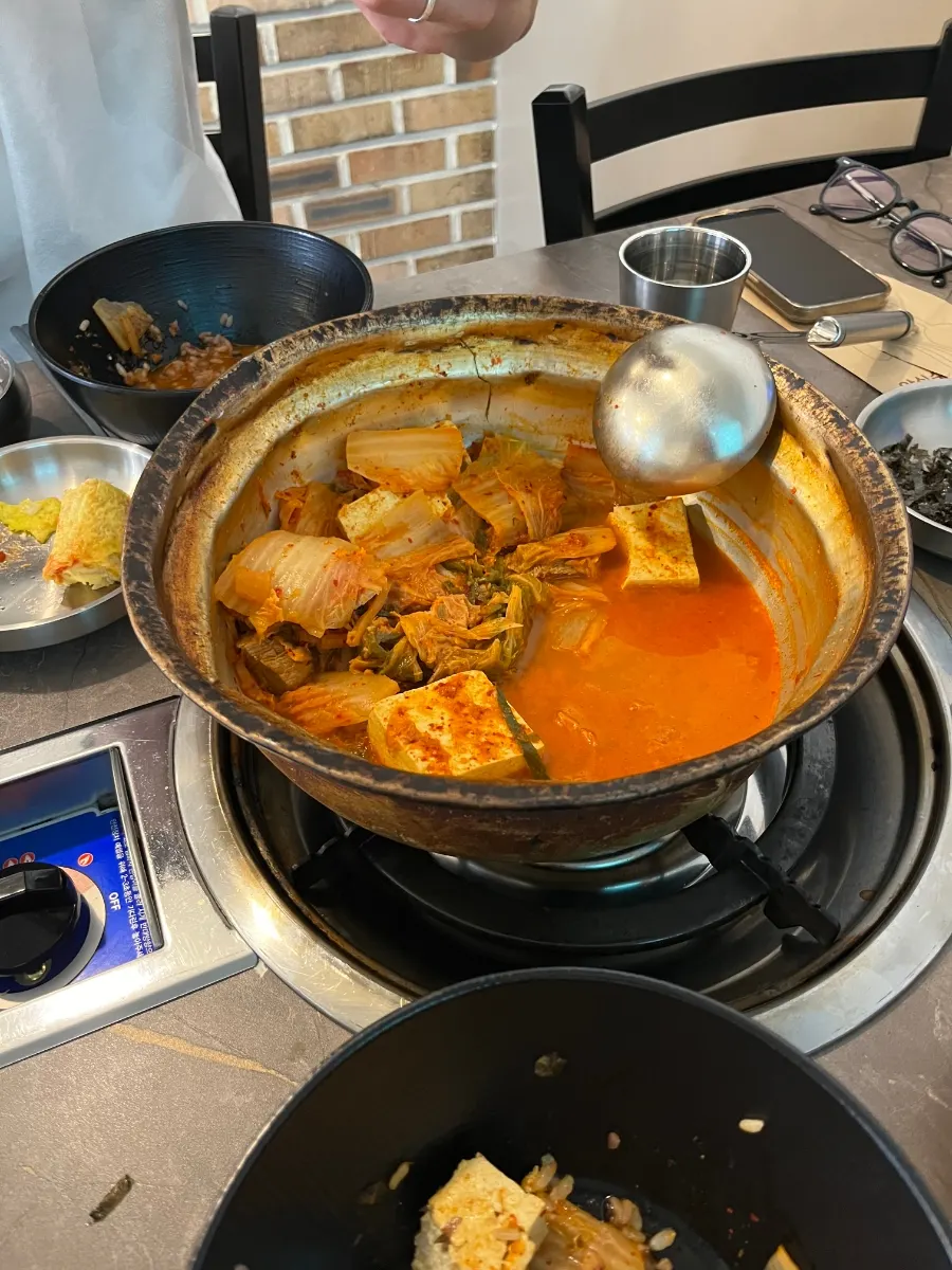 양푼 김치찌개에서 건져 올린 통 돼지고기