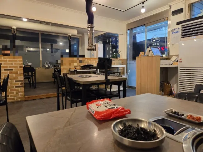 국내산 재료 표기가 있는 가게 외부 안내