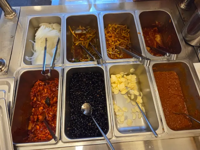 주문한 김치찌개세트와 라면사리 상차림