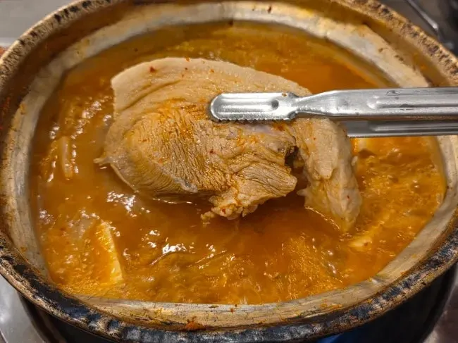 케찹 소스와 함께 나온 계란말이 단면