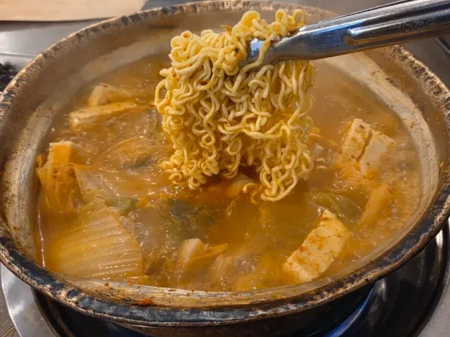 고기 덩어리가 들어간 김치찌개