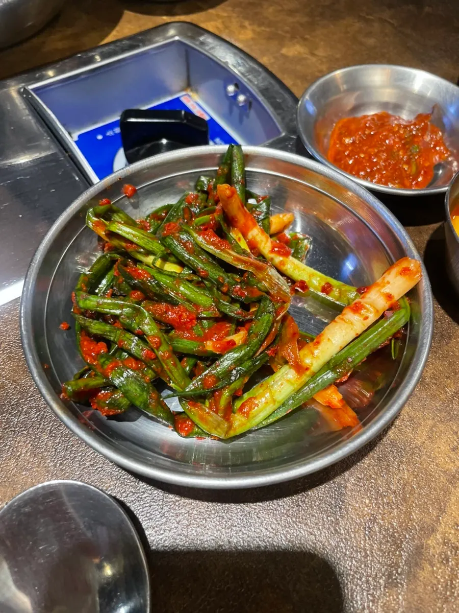 테이블마다 놓인 왕솥뚜껑 불판