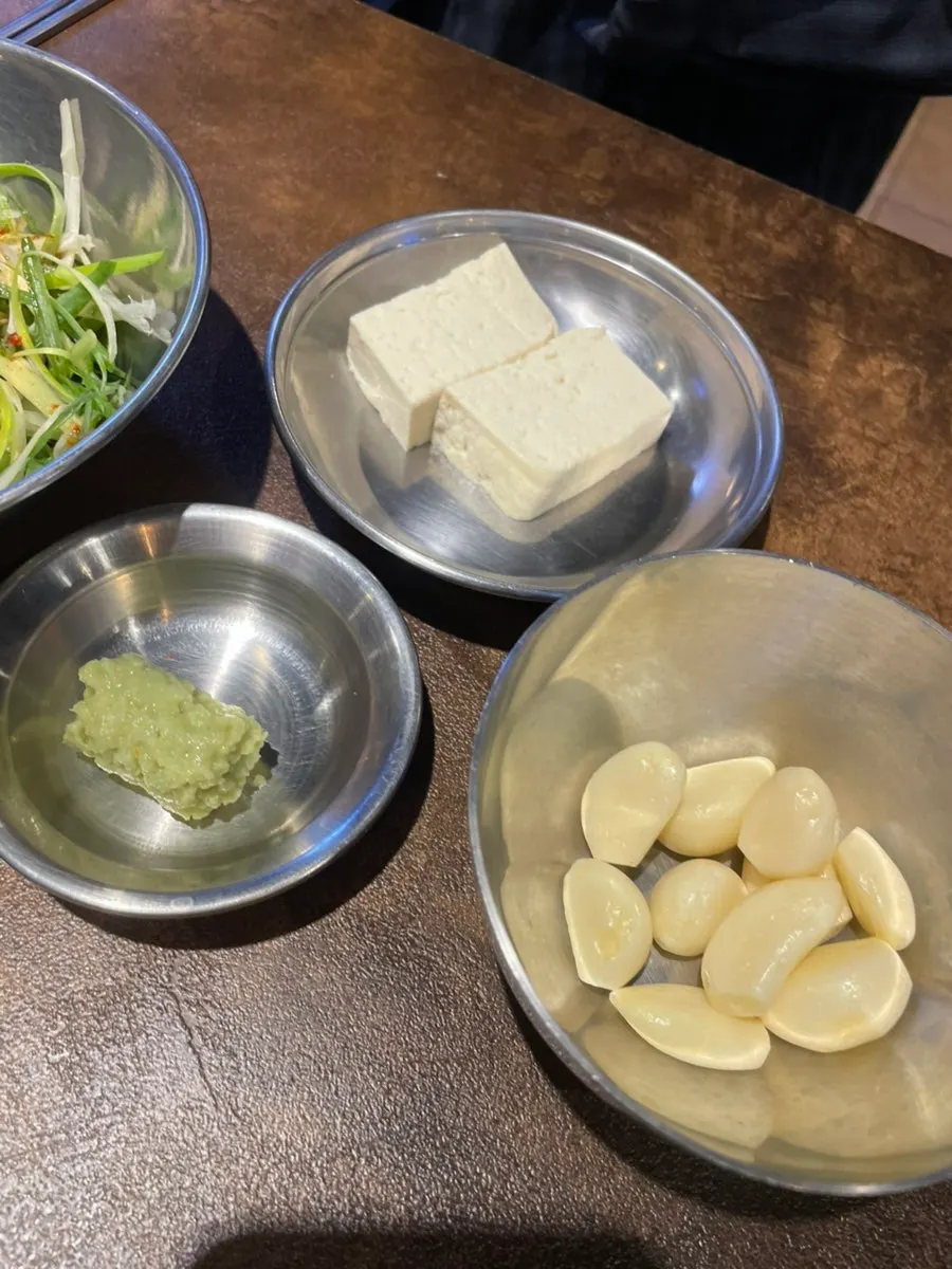 밑반찬으로 나온 두부와 김치