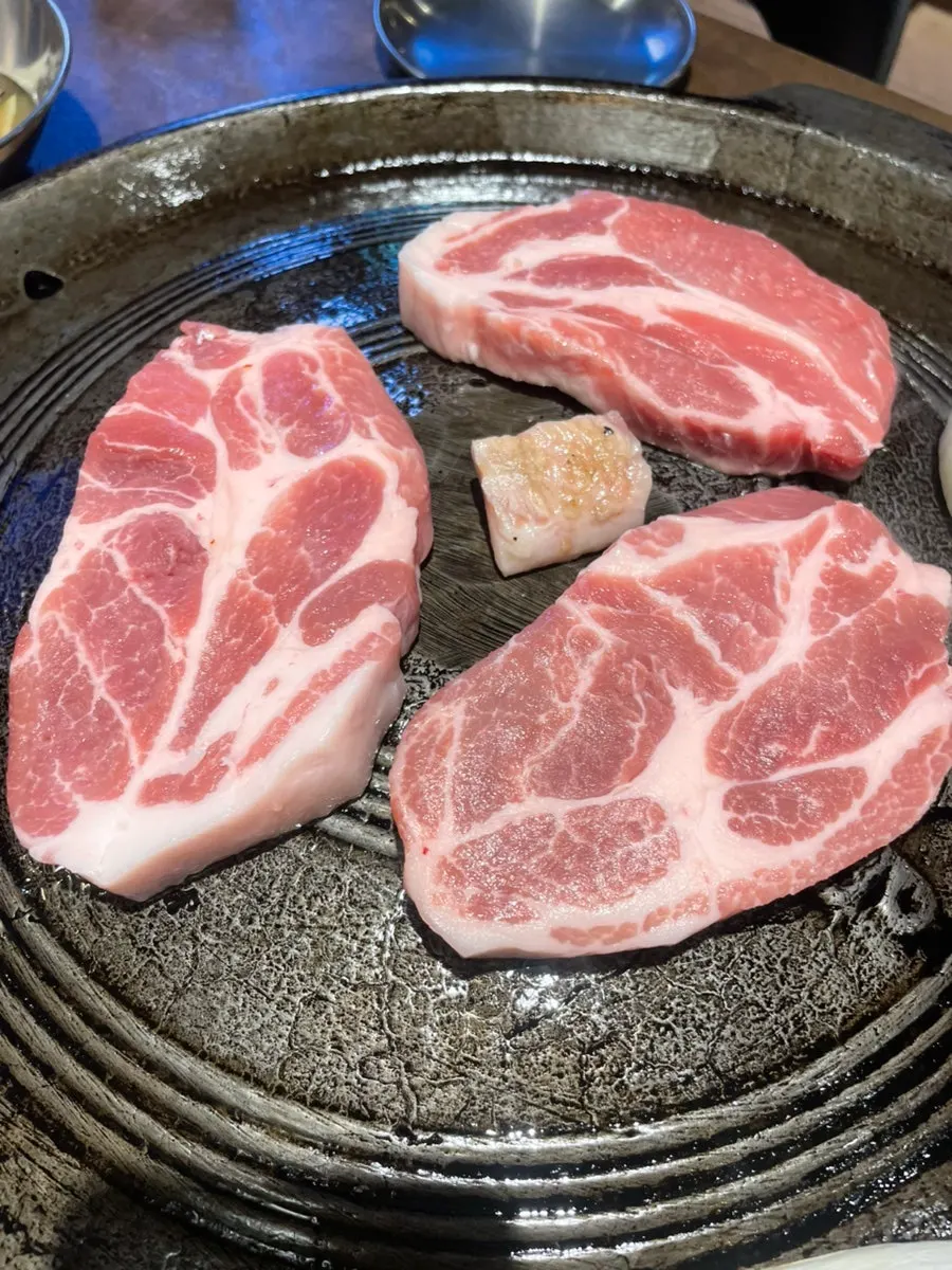 도톰한 생 특목살 고기 빛깔