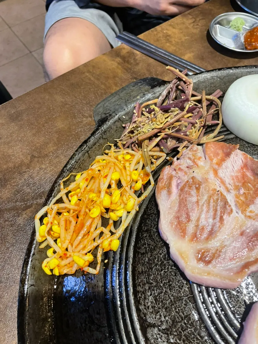 솥뚜껑에 올린 생 특목살