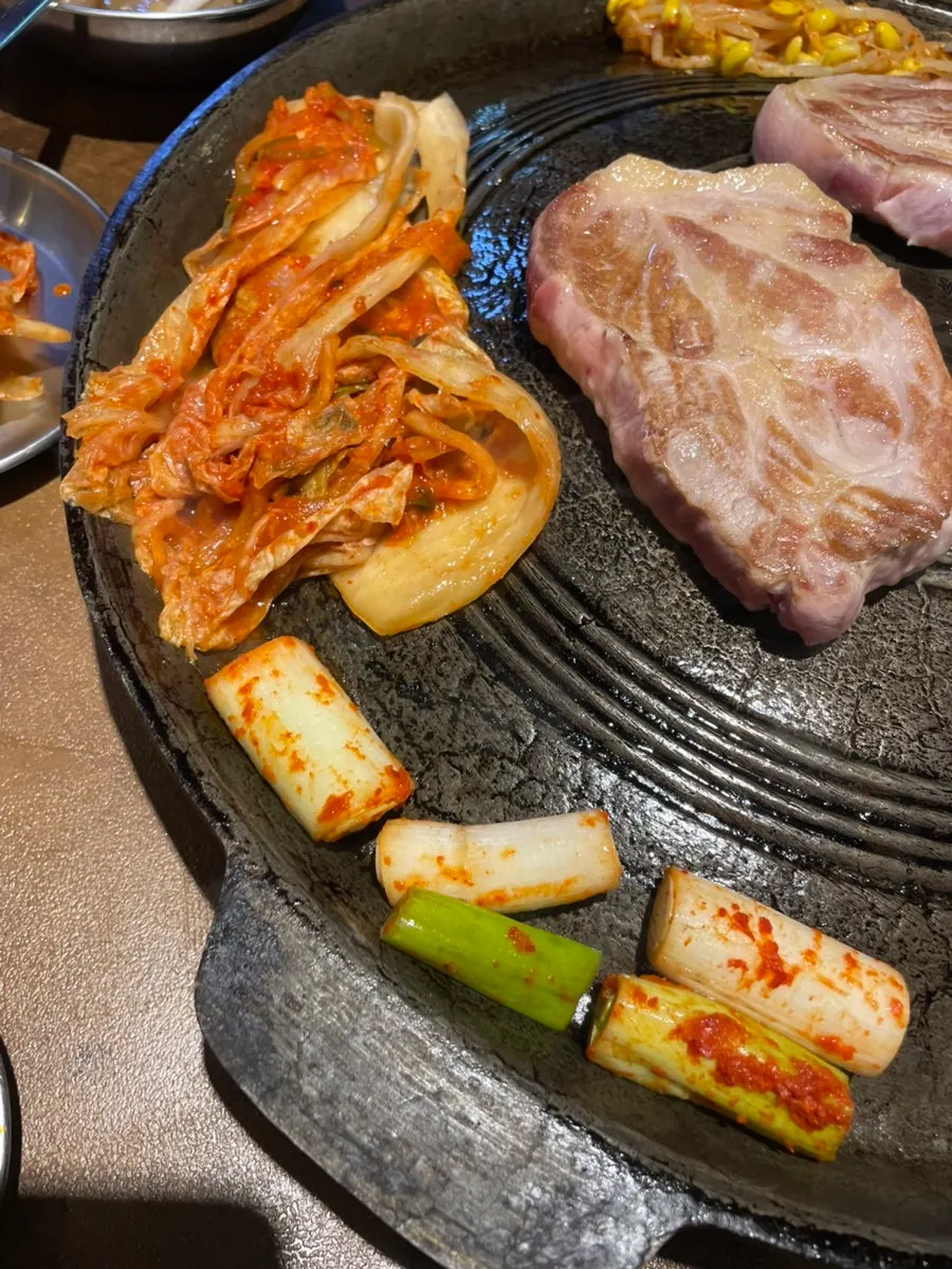 김치와 양파를 함께 올린 솥뚜껑 구이