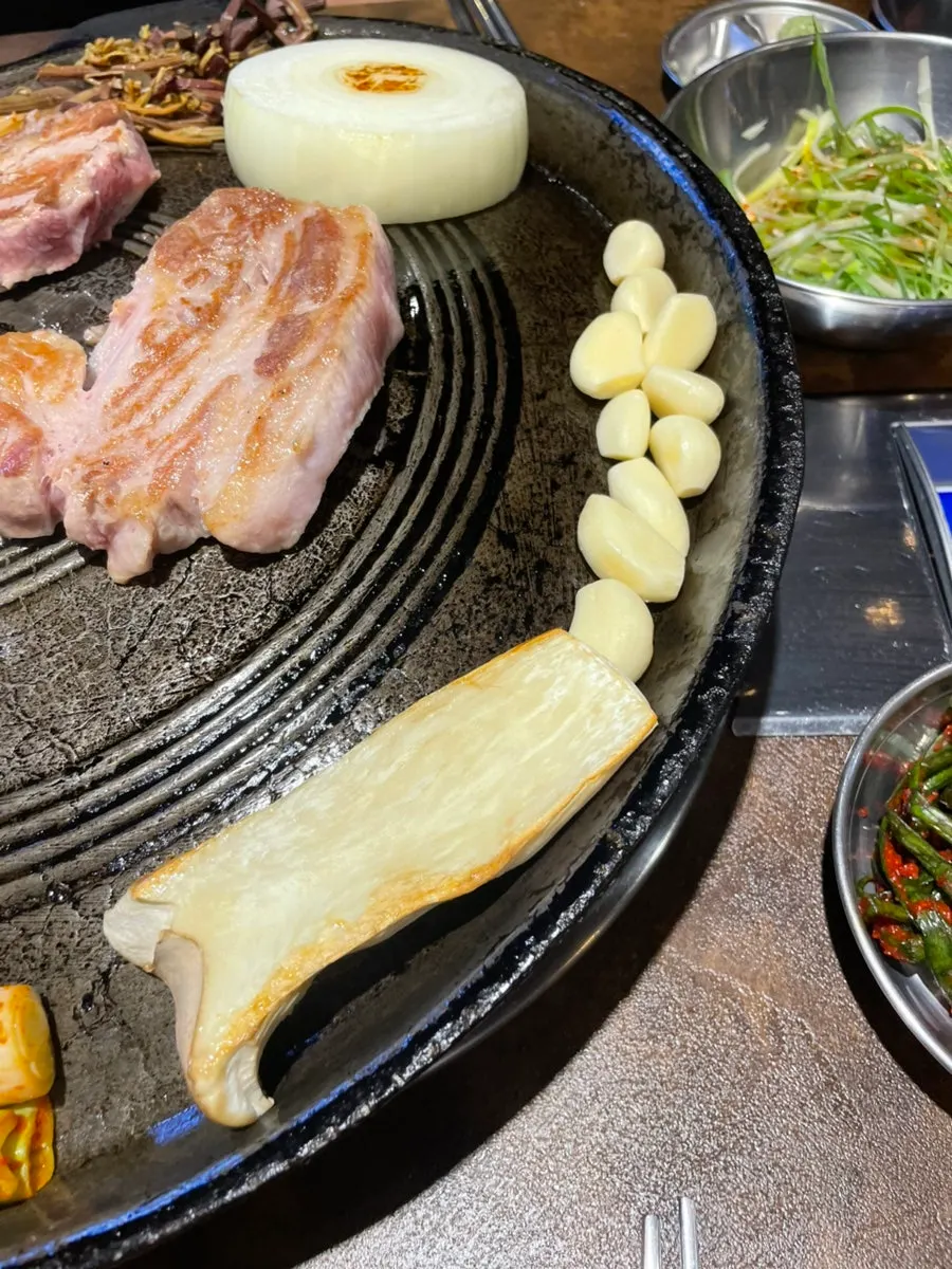 고사리와 콩나물까지 올라간 솥뚜껑