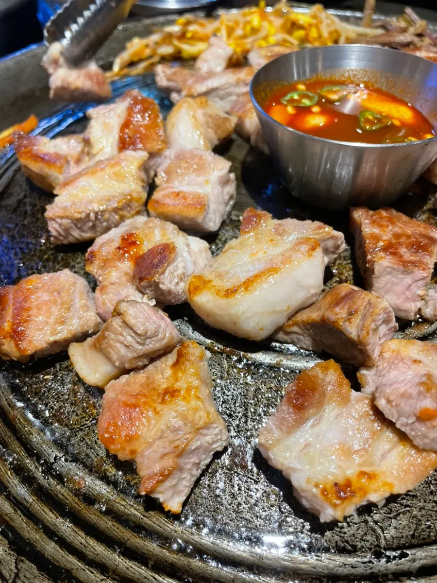 직원이 구워주는 솥뚜껑 목살