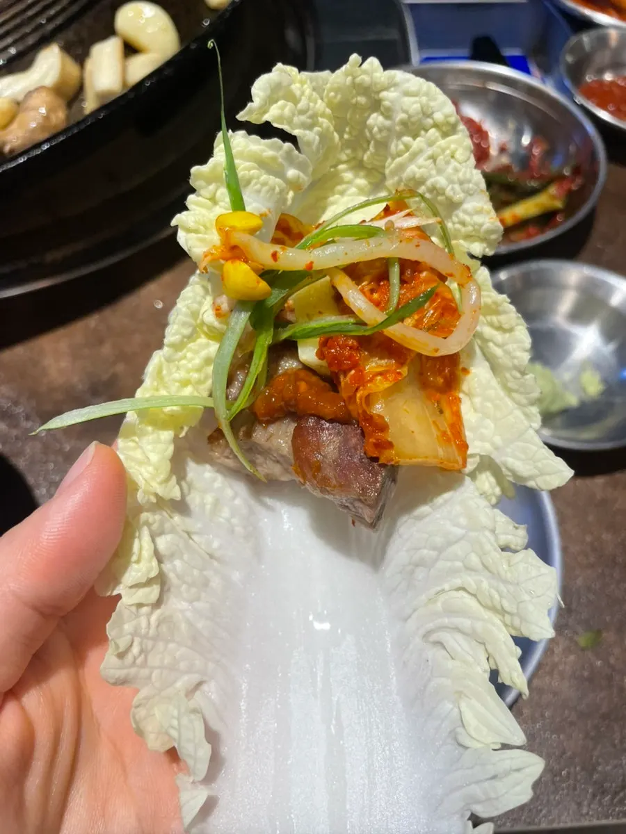 잘 구워진 특목살 한 점