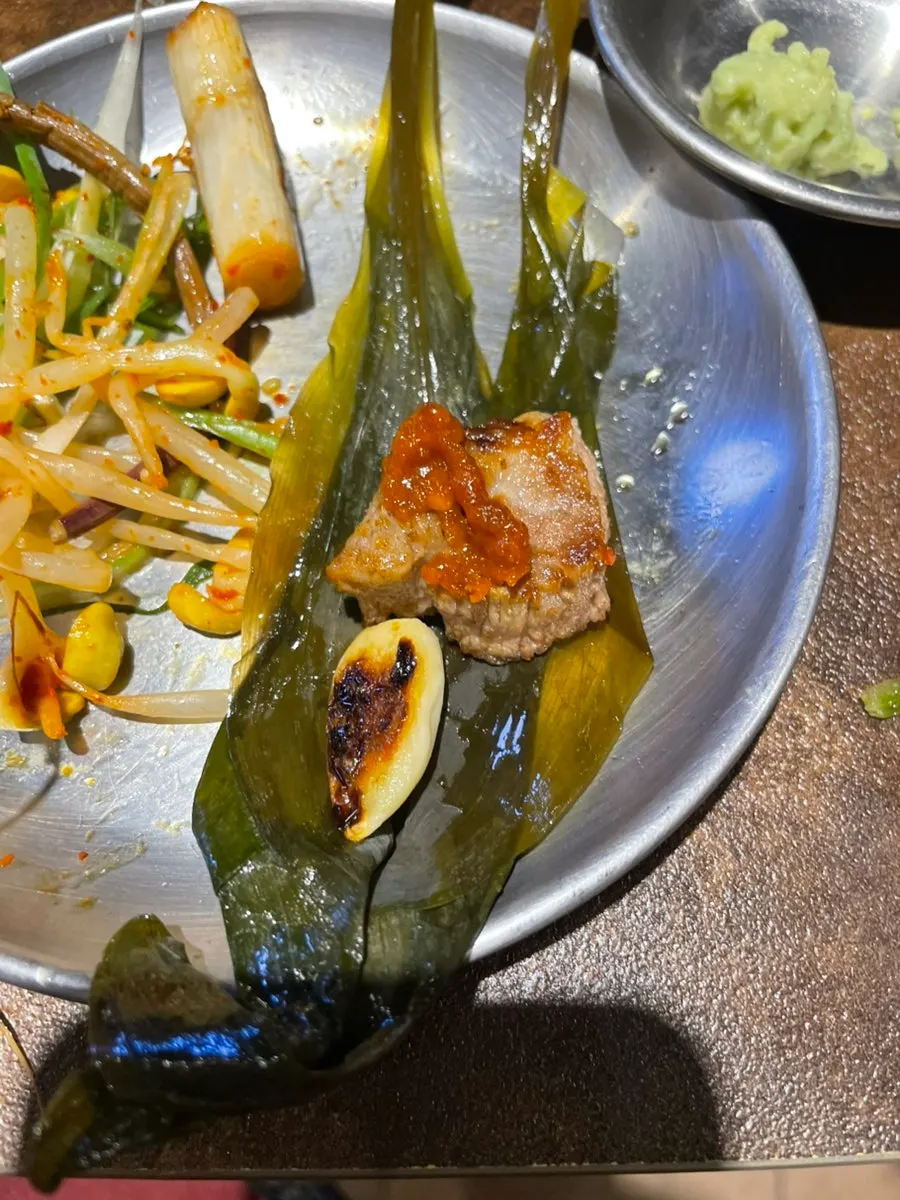 밑반찬과 함께 먹는 목살