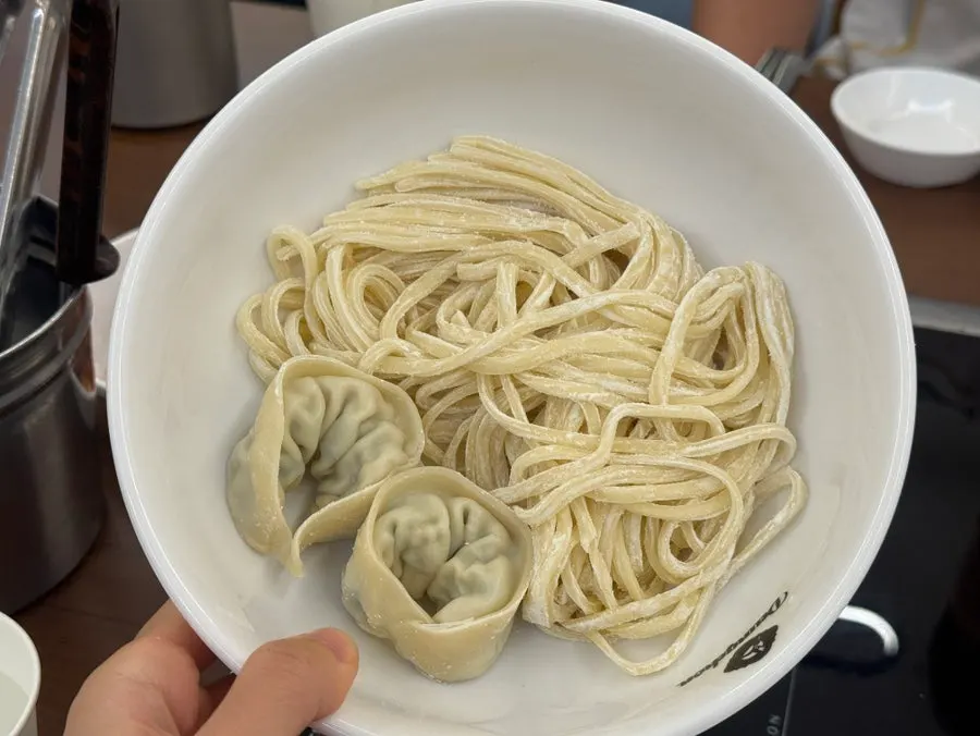 샤브고기와 칼국수면, 만두가 놓인 테이블