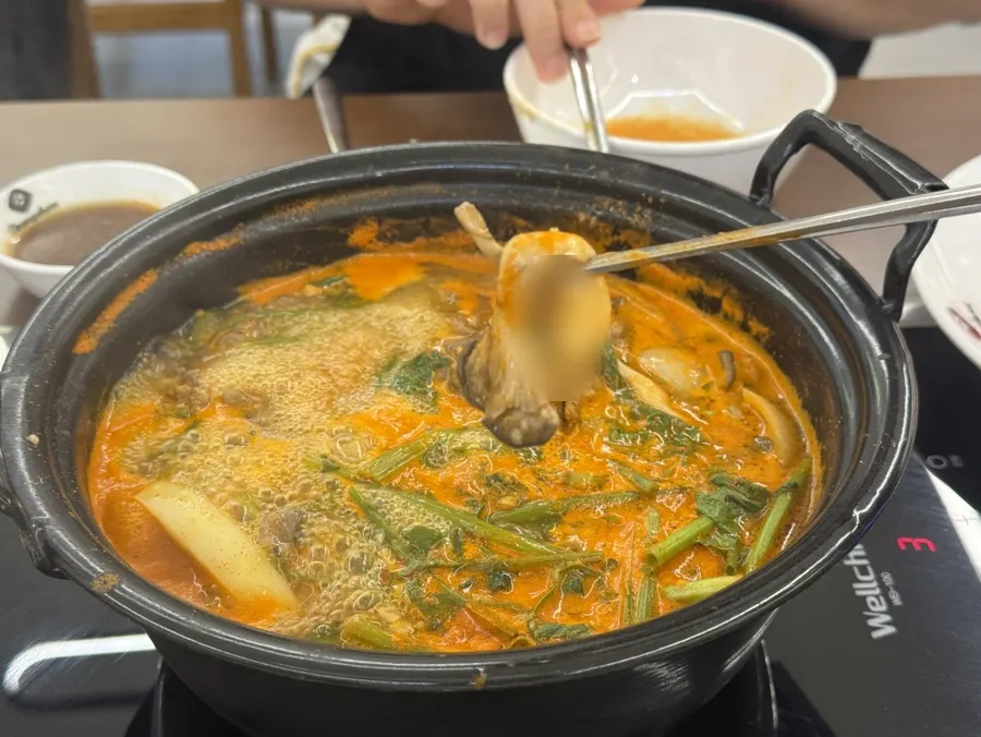 고기와 미나리를 건져 담은 앞접시
