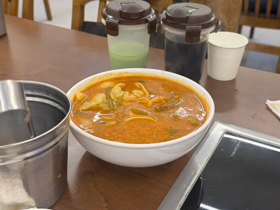 육수에 넣어 끓인 칼국수면과 만두