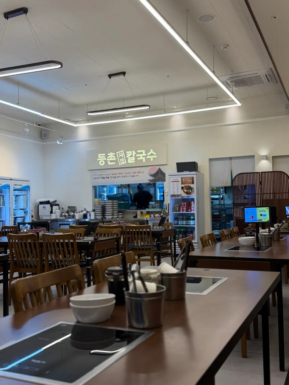 좌석이 넓은 등촌샤브칼국수 그랑파사쥬점 내부